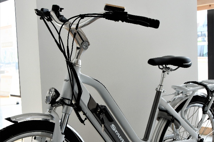 velo_electrique_starway_touring_blanc_argent_deauville