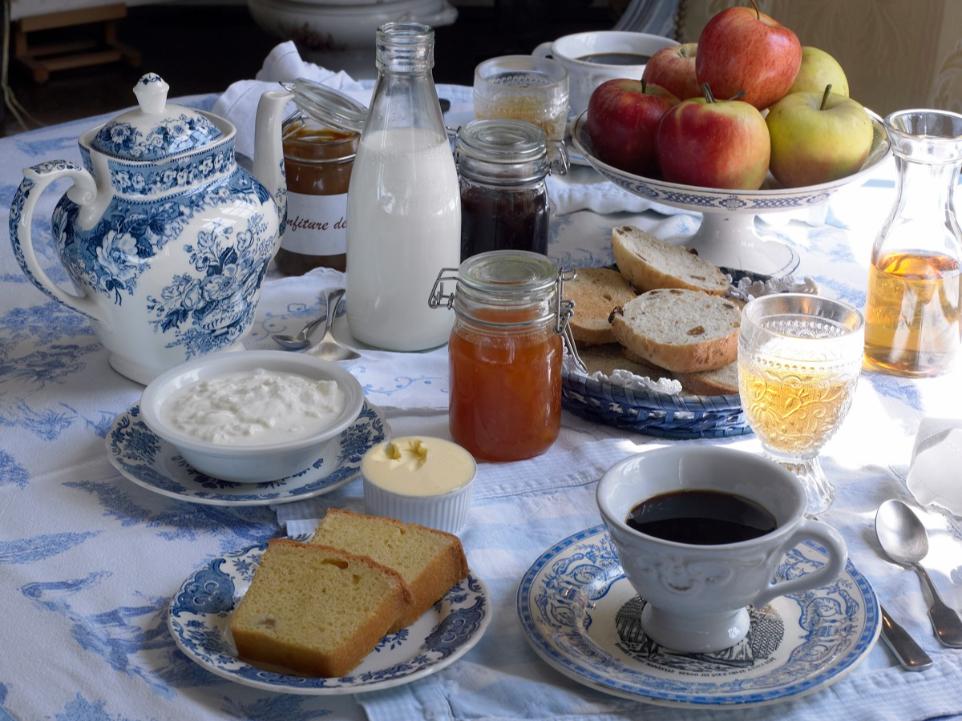 petit_dejeuner_normand_calvados_balade_a_velo_electrique